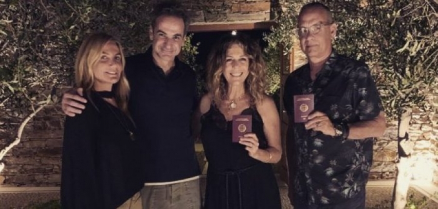 Τομ Χανκς και Κυριάκος Μητσοτάκης παρέα στην Αντίπαρο – Η φωτογραφία με Μαρέβα και Ρίτα
