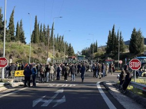 «Μπλόκαραν» όλους τους δρόμους οι αγρότες στον κόμβο του Μπράλου και έκοψαν την Ελλάδα στα δύο