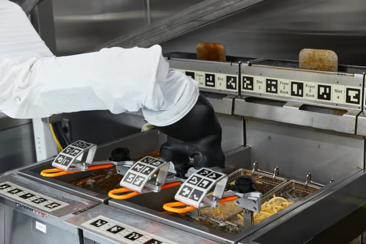 ΗΠΑ: Ανοίγει το πρώτο εστιατόριο στον κόσμο στο οποίο δουλεύουν μόνο ρομπότ