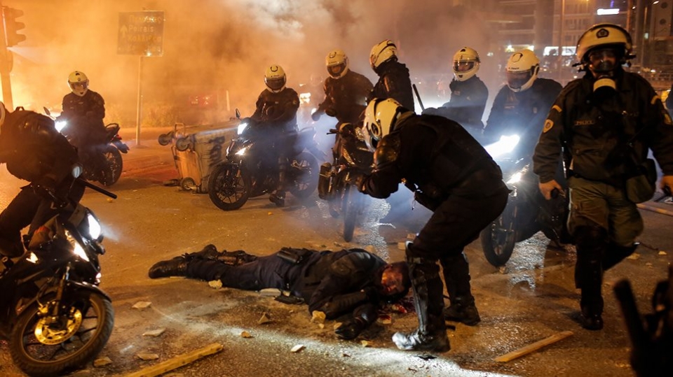 Στα χέρια της ΕΛΑΣ ένας από τους δράστες του άγριου ξυλοδαρμού του αστυνομικού
