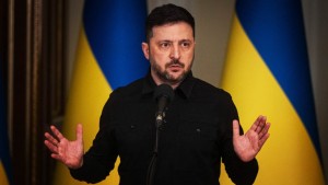 Ουκρανός αναλυτής:  «Δώστε εγγυήσεις στον Ζελένσκι ότι δεν θα διωχθεί και θα διαπραγματευτεί»