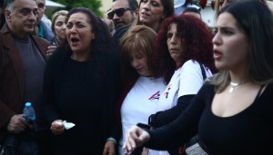 Βίντεο: Η στιγμή που η μητέρα της Κυριακής Γρίβα τραγουδά το «Τακούνια για καρφιά» μπροστά στο μνημείο για την κόρη της