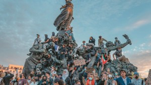 Αλλοδαποί βανδάλισαν το Άγαλμα της Δημοκρατίας στο Παρίσι! (βίντεο)