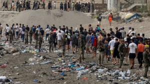 Οργή στην Ισπανία: Μαροκινός αστυνομικός πέταξε τεράστια πέτρα σε παράνομο μετανάστη που επέστρεφε πίσω! (βίντεο)