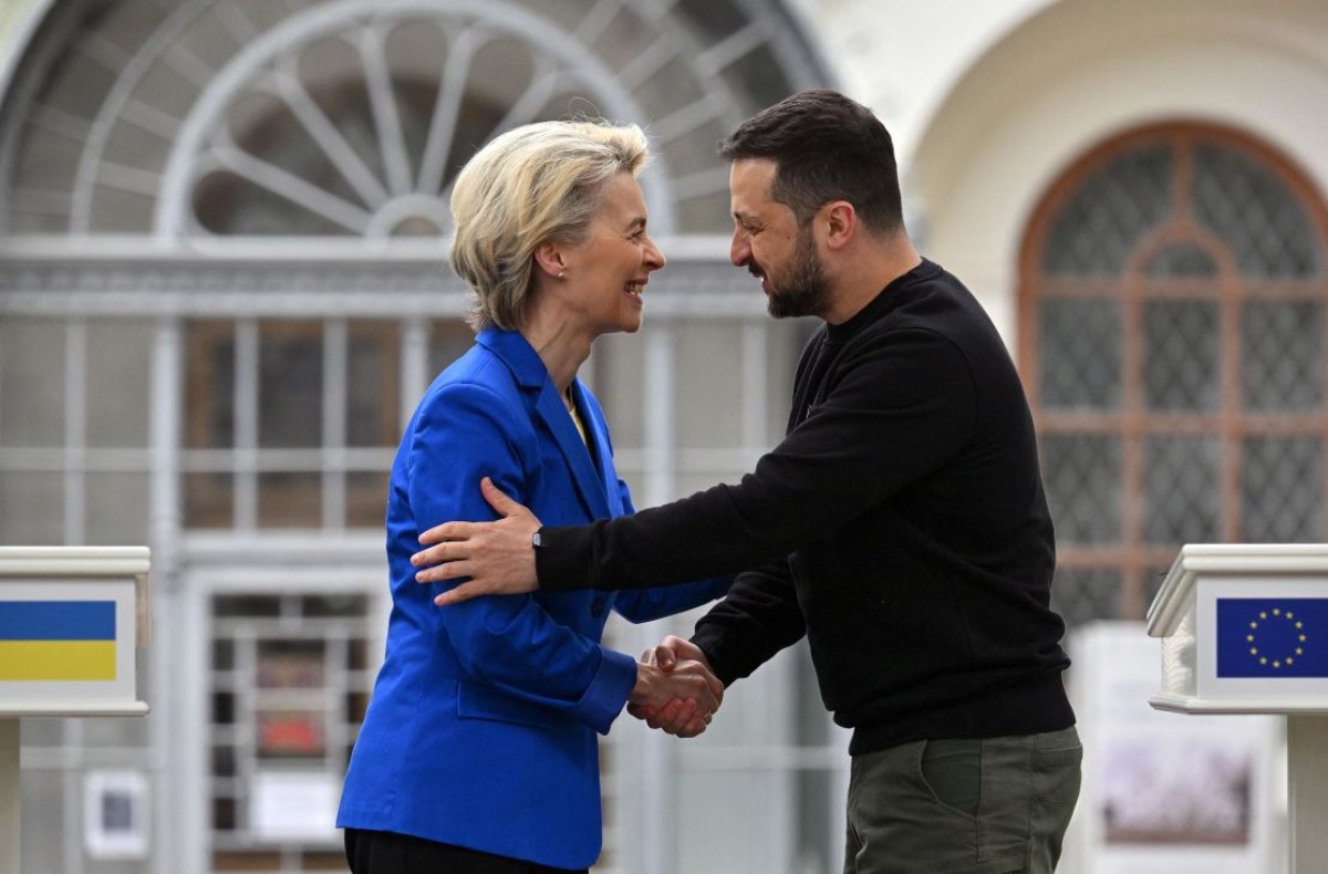 Η φον ντερ Λάιεν ανακοίνωσε την διακοπή όλων των εισαγωγών ρωσικού πετρελαίου και φ.α. για χάρη του… Ζελένκσι