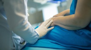 Νέες κατηγορίες για τον γιατρό με «φακελάκι» – «Κοίταζε το στήθος μου – Μου είπε θα τα βρούμε αλλιώς»
