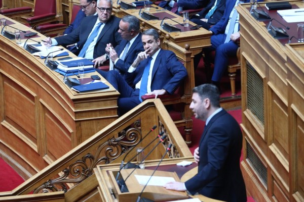 Ανδρουλάκης: «Είστε και ένοχοι και άχρηστοι» – Τι είπε για την πρόταση δυσπιστίας