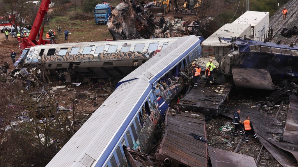 Τέμπη: Εξώδικο στην Εισαγγελία Λάρισας από συγγενείς θυμάτων για τις εκταφές
