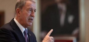 Αδιανότητη δήλωση Ακάρ: Οι Έλληνες να σωπάσουν αν δεν θέλουν να γίνουν… μεζές