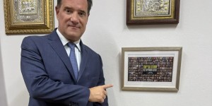 Άδωνις Γεωργιάδης: Η φωτογραφία των ομήρων στο γραφείο του - «Η Χαμάς ηττήθηκε, το Ισραήλ αναπνέει πάλι»