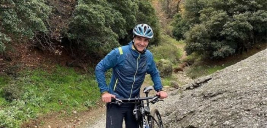 Δείτε τον Κυριάκο Μητσοτάκη να κάνει mountain bike στα Μετέωρα – Με βερμούδα, φούτερ και κράνος