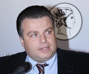 Ο Νίκος Καραπάνος ερμηνεύει την σιωπή του Κώστα Λύρου