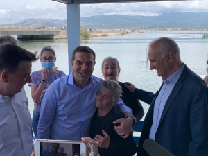 O Tσίπρας στο Μεσολόγγι: αλιεία, πελάδες και δυο συγκινημένες γιαγιάδες (βίντεο-φωτό)