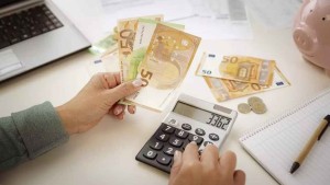 Τους «πνίγουν» τα χρέη: Έξι στους δέκα Έλληνες πληρώνουν λογαριασμούς με δανεικά ή πιστωτική κάρτα