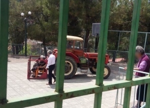 H viral εικόνα των σημερινών εκλογών είναι από το Αγρίνιο: πήγαν τις γιαγιάδες να ψηφίσουν σε καρότσα τρακτέρ!