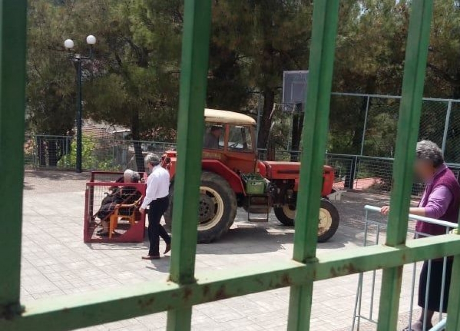 H viral εικόνα των σημερινών εκλογών είναι από το Αγρίνιο: πήγαν τις γιαγιάδες να ψηφίσουν σε καρότσα τρακτέρ!