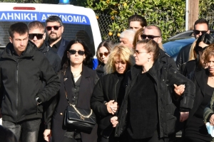 Οδύνη στο Μεσολόγγι στην κηδεία του Μπάμπη- Τραγική φιγούρα η μητέρα