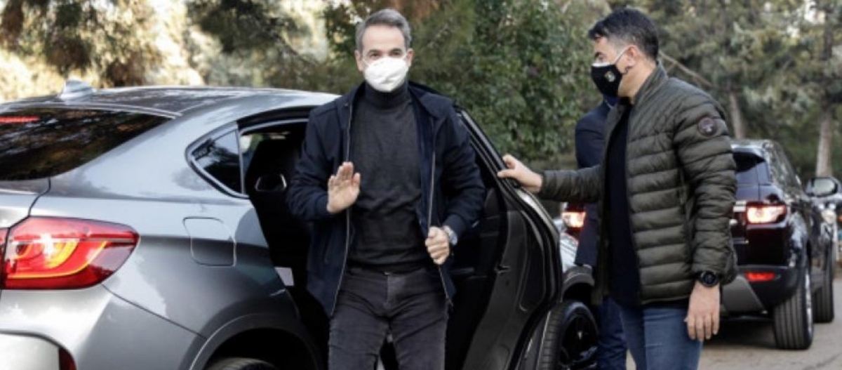 ΕΚΤΑΚΤΟ: Πολίτες επιτέθηκαν στον Κ.Μητσοτάκη στη Θεσ/νίκη - Κρύφτηκε στο υπερπολυτελές τζιπ του! (βίντεο)