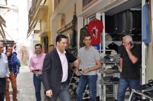Λίγες ώρες  πριν την ομιλία στην πλατεία Δημοκρατίας ο Γιώργος Παπαναστασίου συνομίλησε με πολίτες και εμπόρους στο κέντρο της πόλης