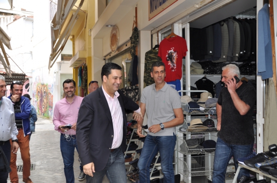 Λίγες ώρες  πριν την ομιλία στην πλατεία Δημοκρατίας ο Γιώργος Παπαναστασίου συνομίλησε με πολίτες και εμπόρους στο κέντρο της πόλης