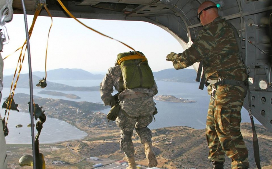 Εντυπωσιακές εικόνες από την εκπαίδευση των Eλλήνων αλεξιπτωτιστών
