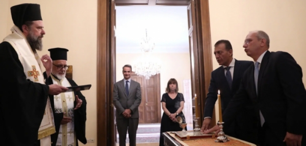 Ορκίστηκαν Γιάννης Οικονόμου και Γιάννης Βρούτσης μετά την παραίτηση του Νότη Μηταράκη