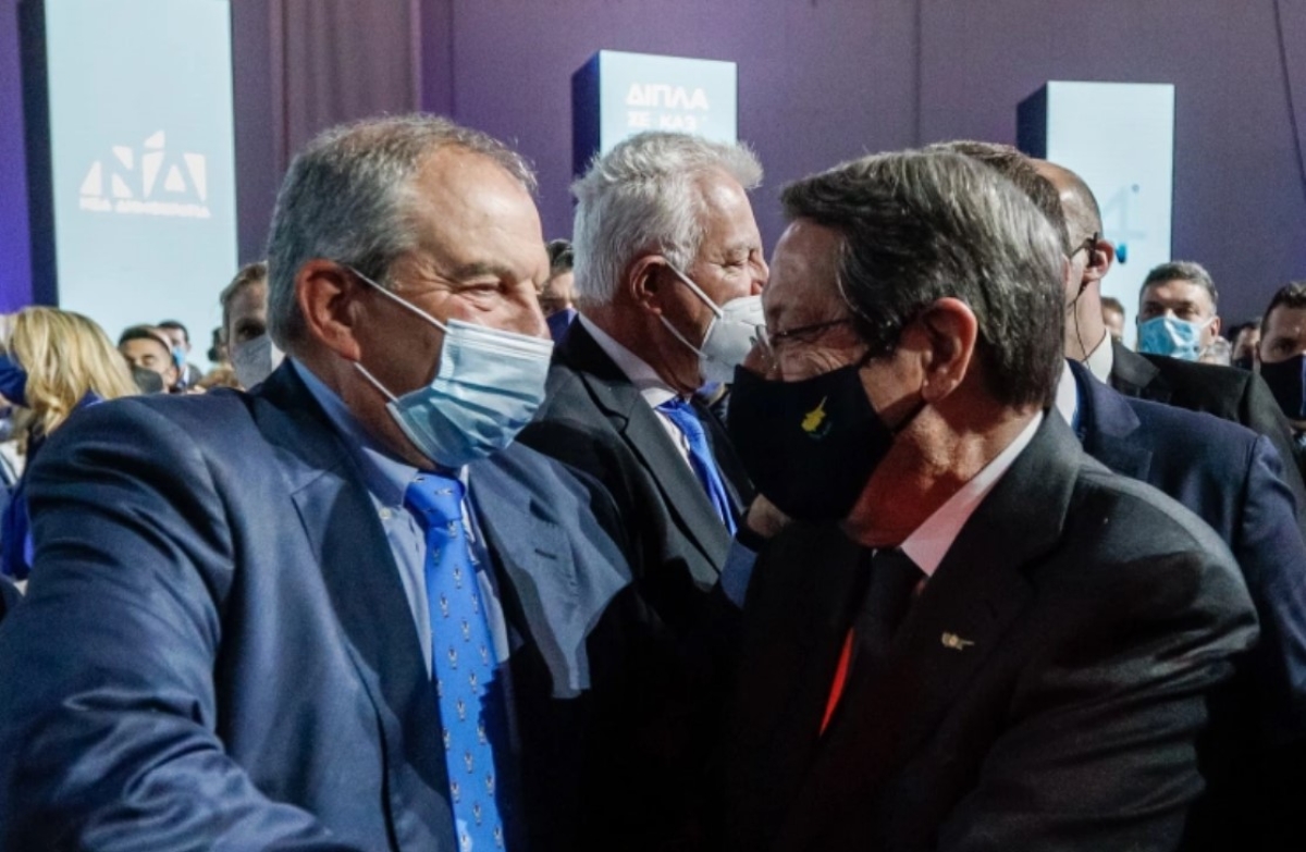 Συνέδριο ΝΔ: «Χαμός» με την γραβάτα γεμάτη με… τσολιάδες του Κώστα Καραμανλή