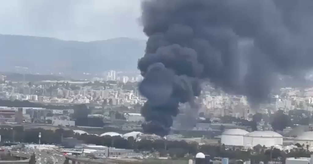 Βίντεο: Στις φλόγες τα διυλιστήρια και η βιομηχανική ζώνη της Χάιφα μετά από σφοδρή ιρανική επίθεση