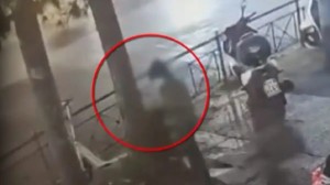 Βίντεο-ντοκουμέντο με τον δράστη την στιγμή που αφήνει την βόμβα έξω από τα γραφεία της Hellenic Train (βίντεο)
