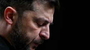 Ο Β.Ζελένσκι πετά «λευκή πετσέτα» και ζητά πλέον ειρήνη αρκεί να είναι «αξιοπρεπής» – Ξεχνά και το ΝΑΤΟ