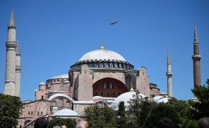 Αντίδραση Δένδια για τις εικόνες βανδαλισμού στην Αγία Σοφία: Αποτροπιασμός και λύπη