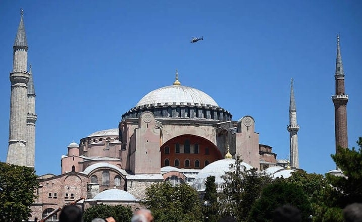 Αντίδραση Δένδια για τις εικόνες βανδαλισμού στην Αγία Σοφία: Αποτροπιασμός και λύπη