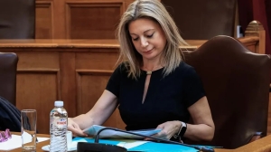 Τέμπη: Συγκλόνισε στην Εξεταστική, μάνα που έχασε την κόρη της – «Παρακαλούσαμε να είναι τραυματισμένα και όχι νεκρά»