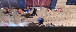 Η απολυτη παρακμη Βίντεο: Αστυνομικοί στην Γαλλία λεηλατούν εμπορικά καταστήματα!