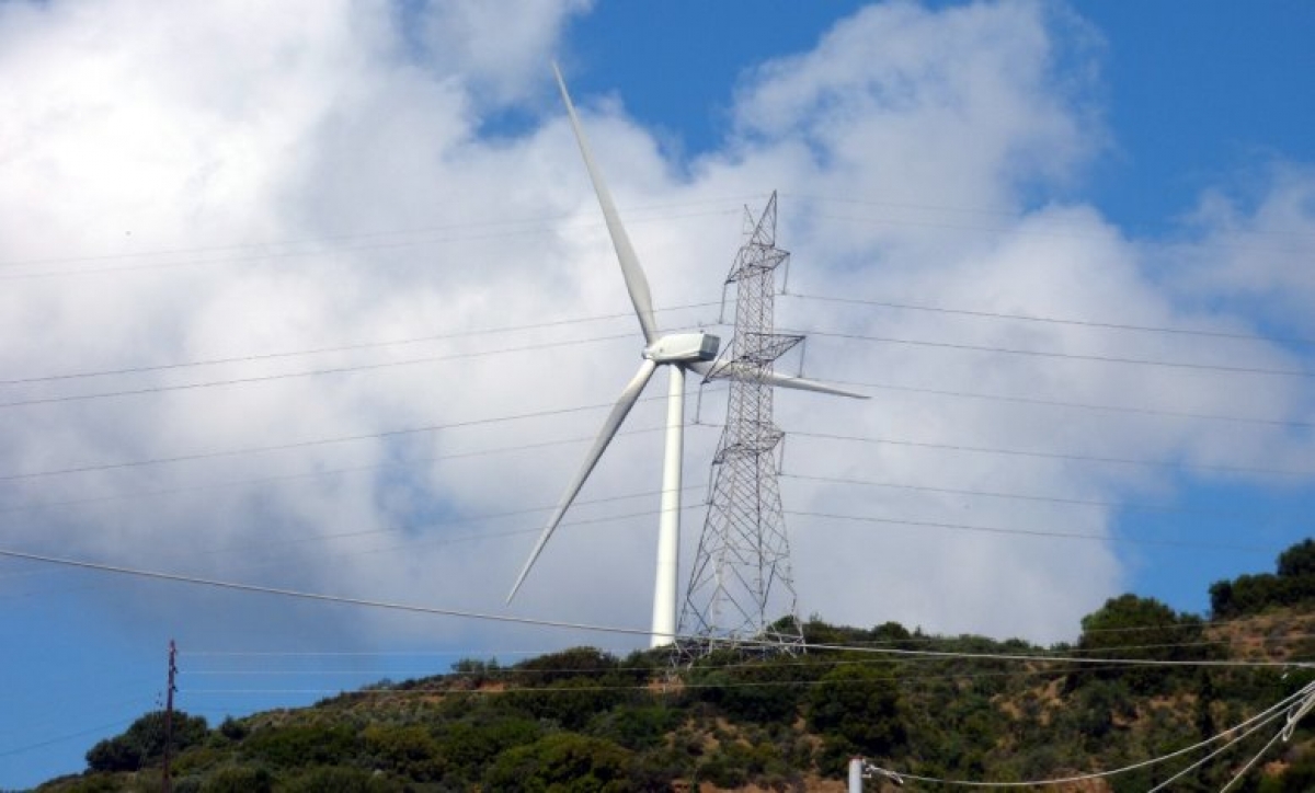 Για τα ανταποδοτικά τέλη από τα αιολικά στους οικιακούς καταναλωτές ρωτά ο Δ. Κωνσταντόπουλος