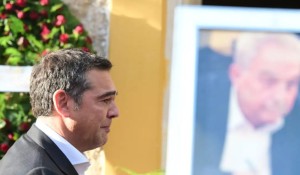 Λύγισε ο Αλέξης Τσίπρας στον επικήδειο για τον Αλέκο Φλαμπουράρη: Σε ευχαριστώ για όσα μας έδωσες, ως σύντροφος, ως φίλος, ως παππούς των παιδιών μας