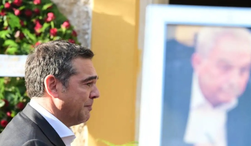 Λύγισε ο Αλέξης Τσίπρας στον επικήδειο για τον Αλέκο Φλαμπουράρη: Σε ευχαριστώ για όσα μας έδωσες, ως σύντροφος, ως φίλος, ως παππούς των παιδιών μας