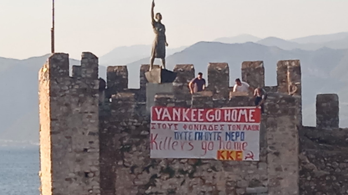«Yankee go home» λέει το ΚΚΕ Αιτωλοακαρνανίας στον Τζωρτζ Τσούνη- Το πανό στη Ναύπακτο!