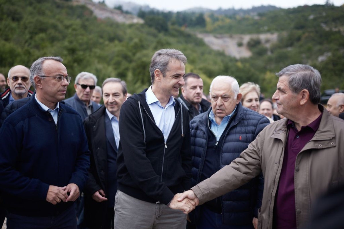 Καμένα Βούρλα: Έκανε δώρο στον Μητσοτάκη ένα… «κασελάκι» (βίντεο)