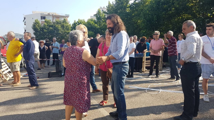 Στον χώρο διανομής φρούτων σε δικαιούχους ΤΕΒΑ παραυρέθηκε και ο υπ. βουλευτής Αιτωλ/νίας Μπαρμπαρούσης Κωνσταντίνος