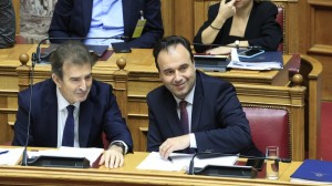 Με ψήφους ΝΔ-ΠΑΣΟΚ υπερψηφίστηκε η τροπολογία για την οπλοκατοχή – Ο αφοπλισμός και οι ποινές