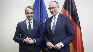 Το Βερολίνο πιέζει για επιστροφές αλλοδαπών – Μερτς σε Μητσοτάκη: «Να αυξηθούν οι επιστροφές στην Ελλάδα»