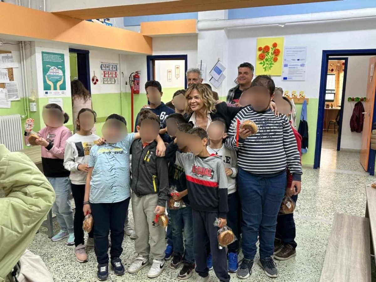 Χριστίνα Σταρακά: Μοίρασε τσουρέκια και ευχές στα παιδιά σχολείων του Αγρινίου ενόψει του Πάσχα
