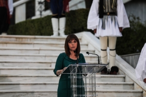 Σακελλαροπούλου για 21η Απριλίου: «Η σκοτεινή επέτειος υπενθυμίζει το χρέος μας να διαφυλάσσουμε τη δημοκρατία»