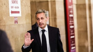 Φυλάκιση 7 ετών και πρόστιμο 300.000 ευρώ πρότεινε ο εισαγγελέας για τον Ν.Σαρκοζί