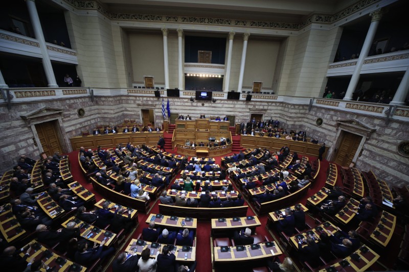 Μπαίνει «κόφτης» ομιλιών στη Βουλή και απαγόρευση να μιλά κανείς … με δύο ιδιότητες