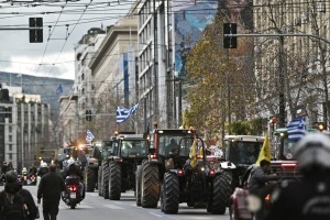 Στο Σύνταγμα οι αγρότες και τα τρακτέρ: «Ο πρωθυπουργός πήγε στην Τουρκία για να φέρει εισαγωγές – Κοροϊδία»