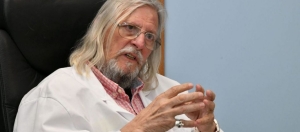 Γαλλία: Διάσημος παρουσιαστής της τηλεόρασης επιβεβαιώνει στον αέρα τον Ντιντιέ Ραούλ για τα εμβόλια
