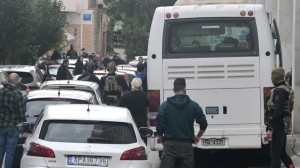 Με κονβόι και δρακόντεια μέτρα ασφαλείας στη ΓΑΔΑ οι συλληφθέντες για τη μαφία του ΟΠΕΚΕΠΕ - Δείτε βίντεο