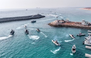 «Τα πλοία των χωρών που κάνουν συμφωνία με το Ιράν περνάνε ελεύθερα από τα Στενά του Ορμούζ», λέει η Τεχεράνη